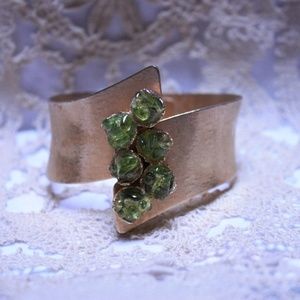 Vintage goldtone & peridot bead clasp bracelet